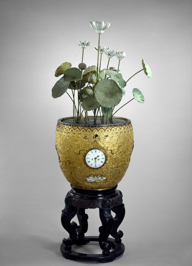 图片[1]-Copper plated lotus vase clock with carved flowers-China Archive